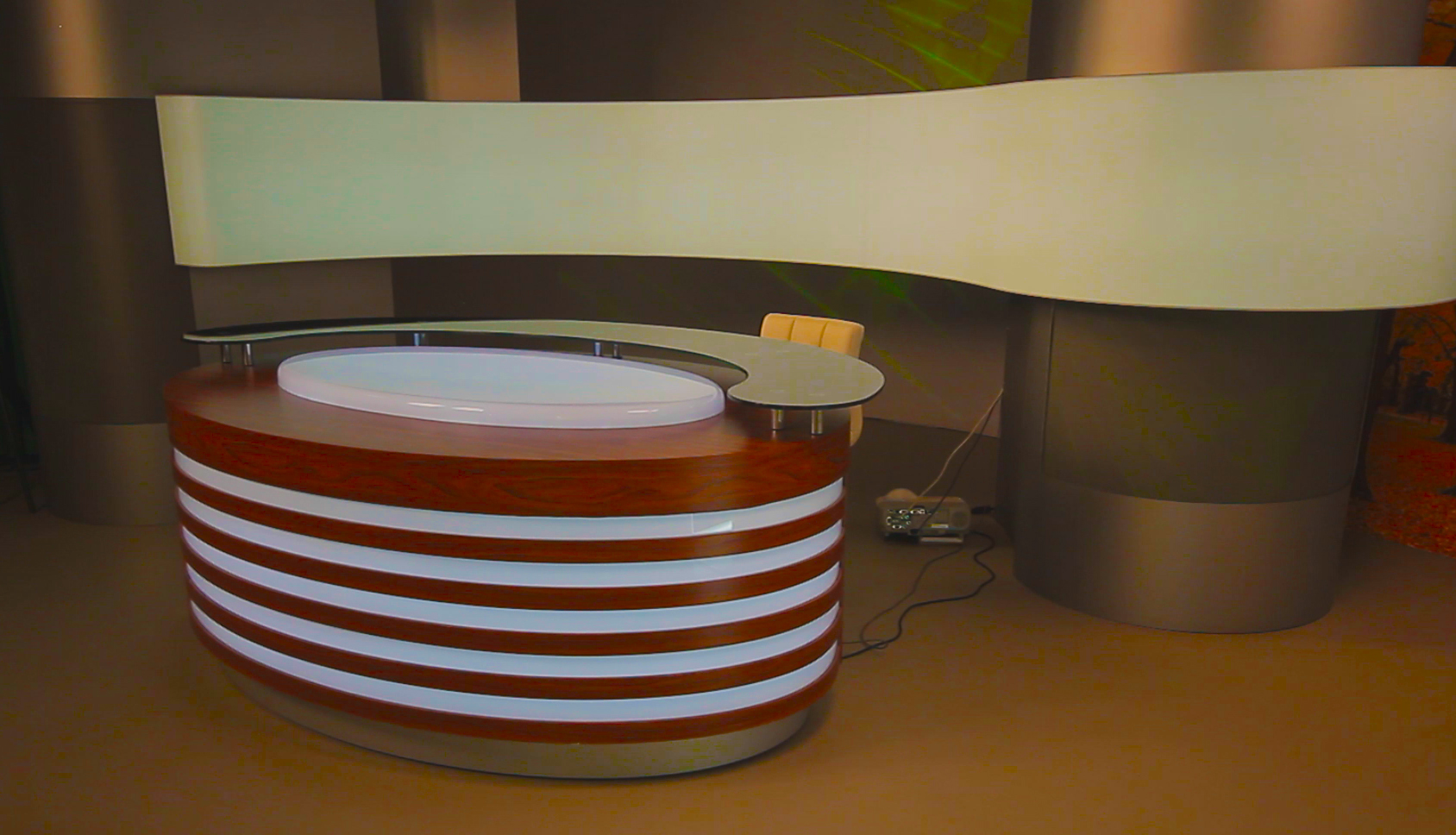 Стол в телекомпанию Ветта